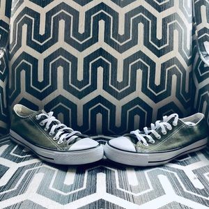 Olive converse Chuck Taylor size 8
